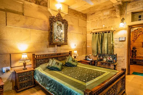 well-appointed-hotel-room